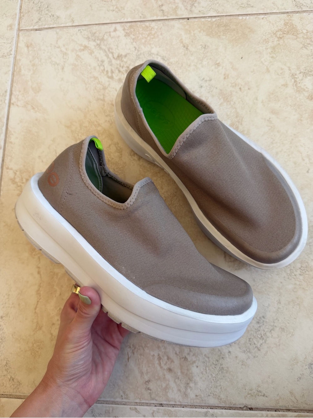 OOFOS Women’s OOMG EEZEE LOW SHOE WHITE TAUPE recovery slip on